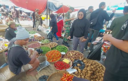 Harga naik, warga Bandung Barat tetap terburu -buru kebutuhan dasar untuk bulan puasa