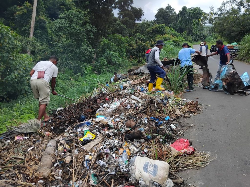 Hari Limbah Dunia, Bank Sampah dan Petugas Pembersih Bersihkan Sampah di Disposer Liar