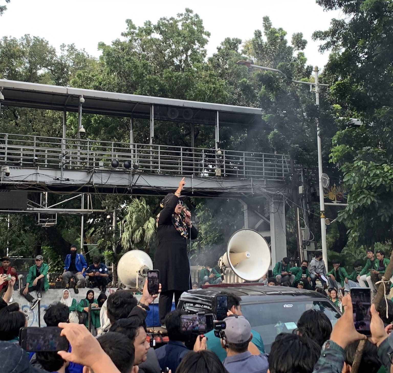 Ibu bergabung dengan demonstrasi dengan siswa hari ini judul Indonesia berwarna hitam pekat