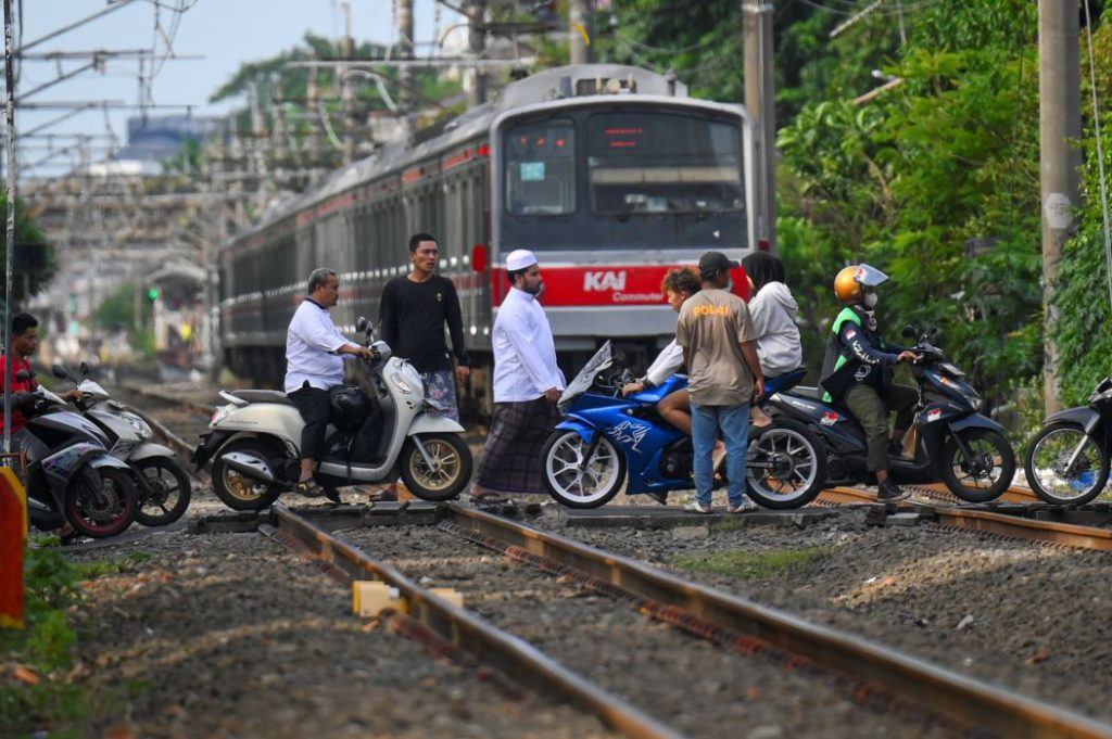 Instalasi Kai dari Salib Crossing dari Tanggung Jawab Pemerintah