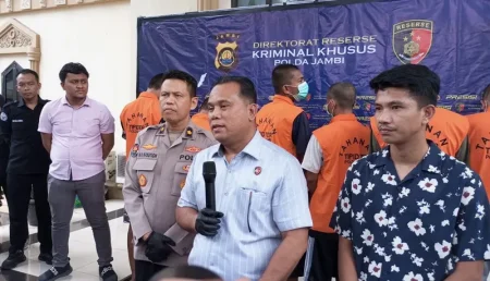 Jambi polda cokok enam penambang minyak ilegal