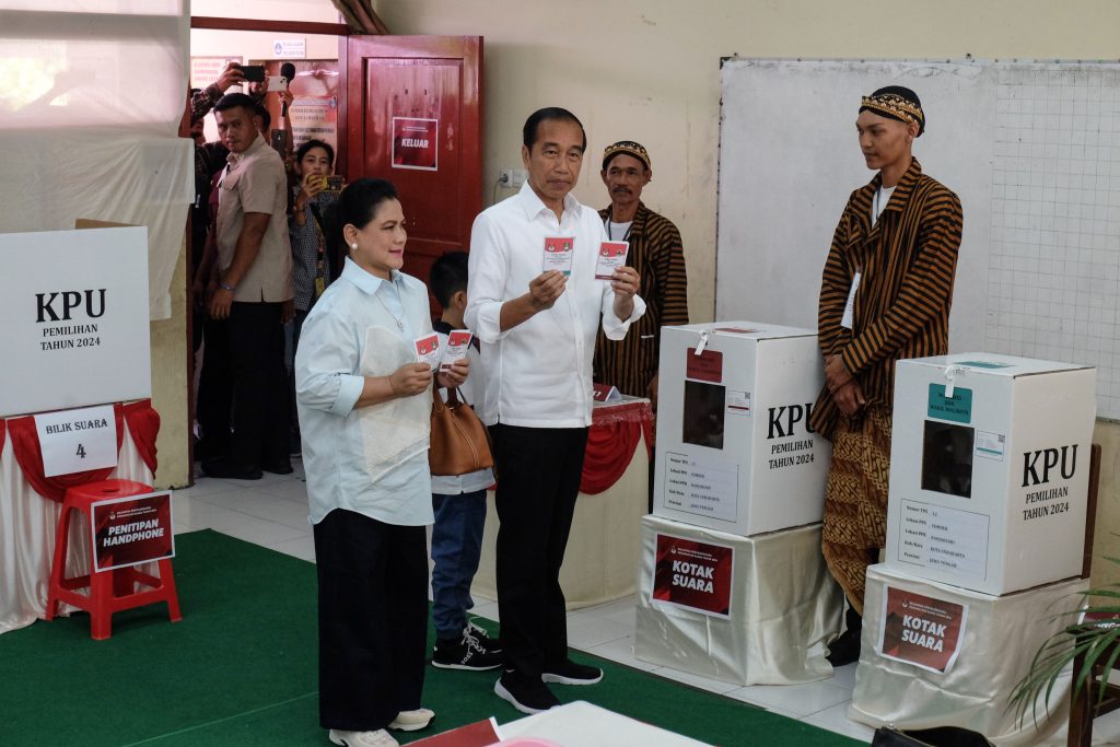 Jokowi dikatakan sebagai bentuk partai yang super terbuka, pengamat lebih baik membuat pesta baru sehingga masih banyak loyalis