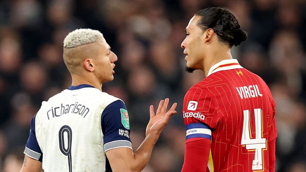 Kapten Liverpool Virgil van Dijk ‘Tolls’ memacu ke depan Richarlison setelah melarikan diri dari kartu merah untuk ‘siku’ | Berita sepak bola