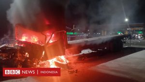 Kecelakaan gerbang tol Ciawi, delapan orang tewas dan lusinan terluka – karena rem kegagalan truk air mineral?