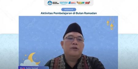 Kementerian Pendidikan dan Pusat Seorang teman yang ramah kepada siswa di bulan Ramadhan