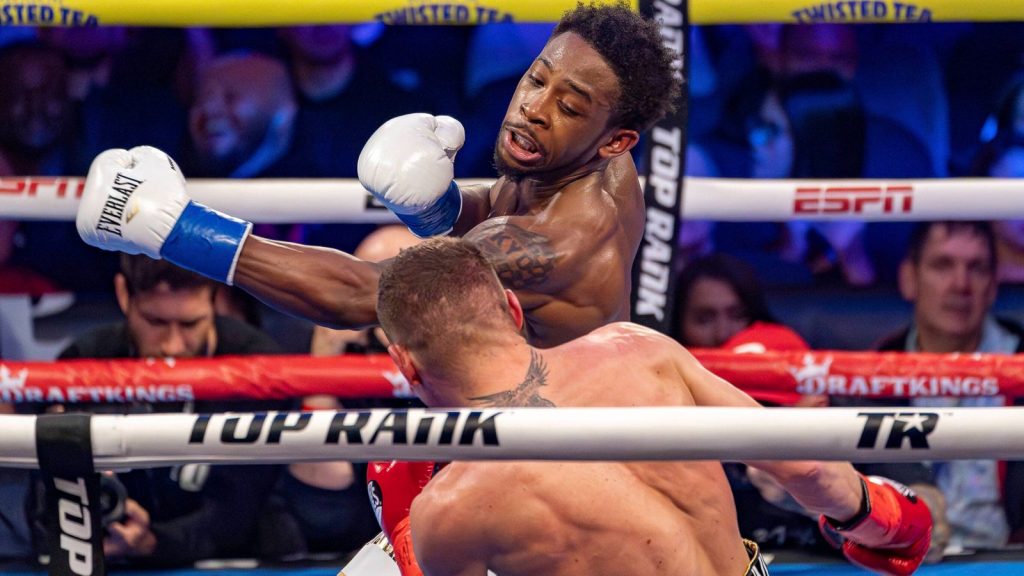 Keyshawn Davis Stops Denyys Sinchyk dengan body brutal tembakan untuk menjadi juara dunia ringan WBO | Berita tinju