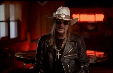 Kid Rock menghentikan penampilan di atas panggung setelah mengkritik penonton