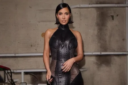 Kim Kardashian membawa humor dalam kampanye iklan skim dengan gaya mode yang unik