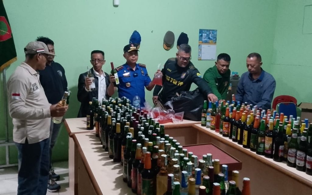 Kios Sasar Jamu, Satpol PP Cianjur Petugas menyita ratusan botol alkohol dan dicampur