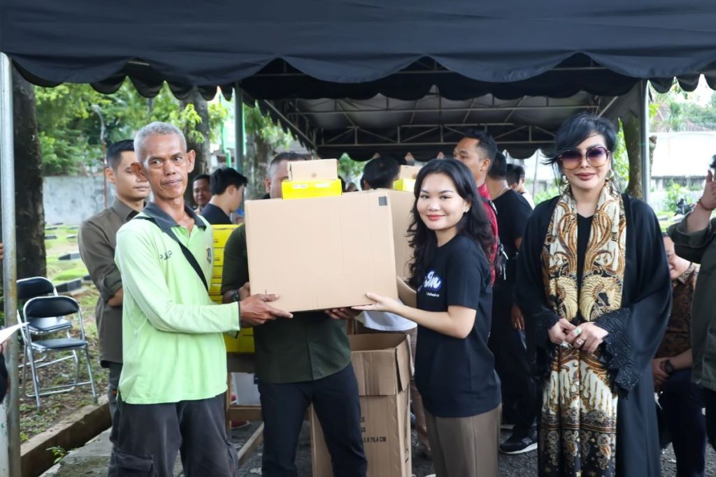 Kolaborasi sosiopreneur muda berbagi dengan orang lain di depan Ramadhan