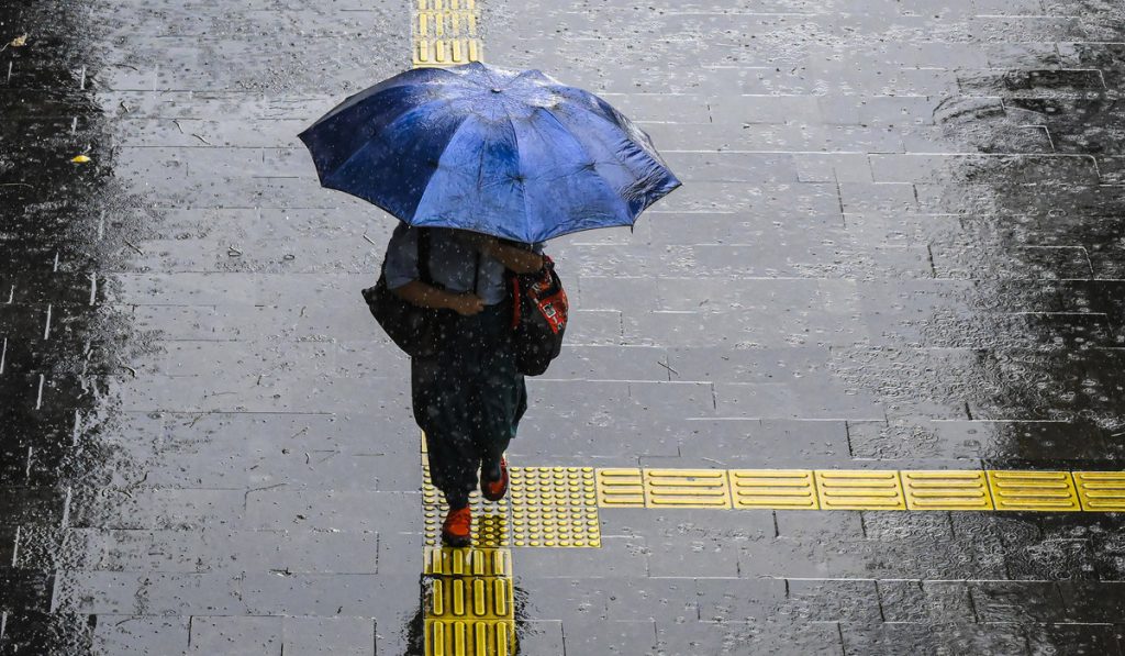 Kombinasi fenomena atmosfer curah hujan tinggi di sejumlah daerah