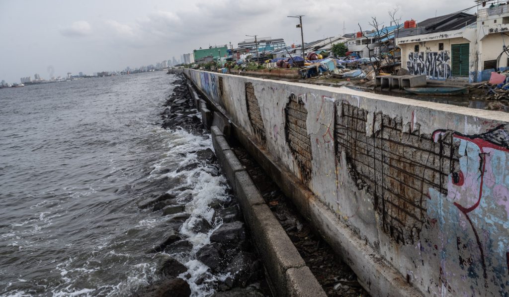 Konstruksi tanggul laut bukanlah solusi untuk menangani banjir pasang surut