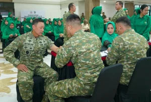 Kostrad memegang donasi darah dalam kerangka ulang tahun ke -64 Kostrad