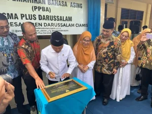 Kunjungi Alamamater, Wamendikdasmen Fajar meresmikan Pusat Penanaman Bahasa Asing SMA Plus Darussalam Ciamis