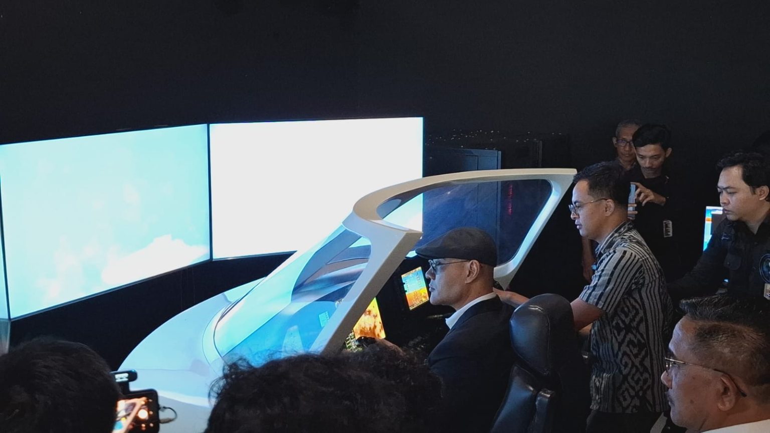 Kunjungi Pt Di, Deddy Corbuzier Jajal Simulator Airplane