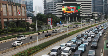 Kurangi kemacetan lalu lintas dan polusi Badan Transportasi Jakarta Karyawan harus menggunakan transportasi umum