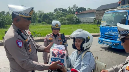 Lalu lintas tertib, penduduk Subang mendapatkan hadiah beras dari kantor polisi