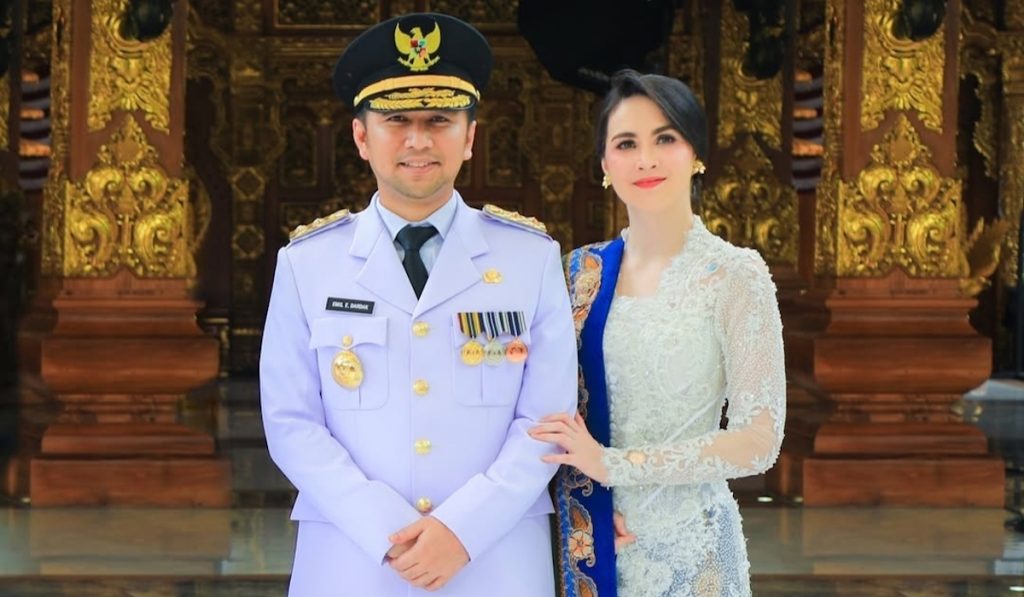 Lihatlah Kebaya Arumi Bachsin ketika disertai oleh Emil Dardak pada pelantikan kepala regional