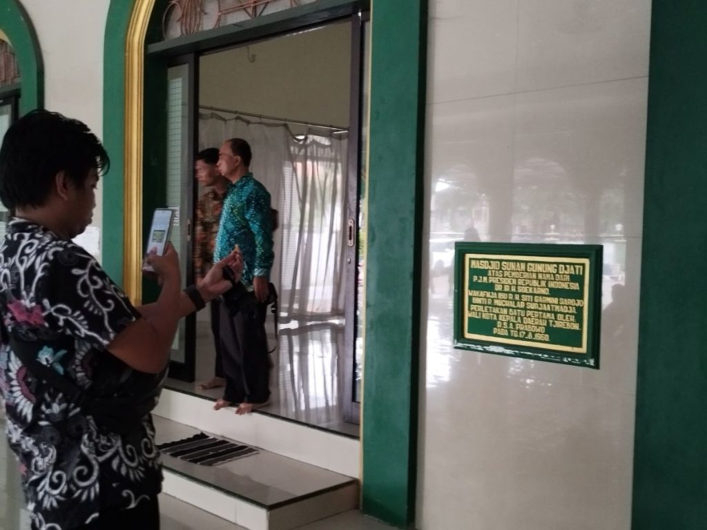 Lihatlah langkah kaki Soekarno di masjid Sunan Gunung Djati Garmini, Cirebon