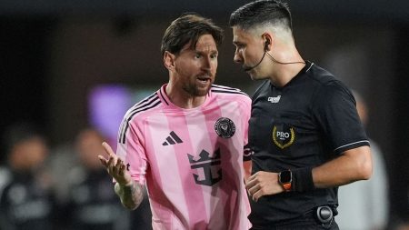 Lionel Messi: Inter Miami Forward menyerahkan denda untuk meraih leher asisten pelatih New York City Mehdi Ballouchy | Berita sepak bola