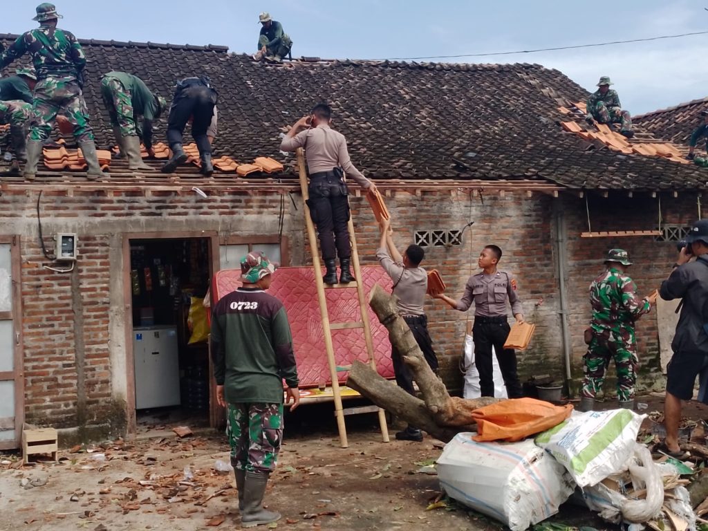 Lusinan rumah di desa Jambu Kulon Klaten rusak oleh tornado