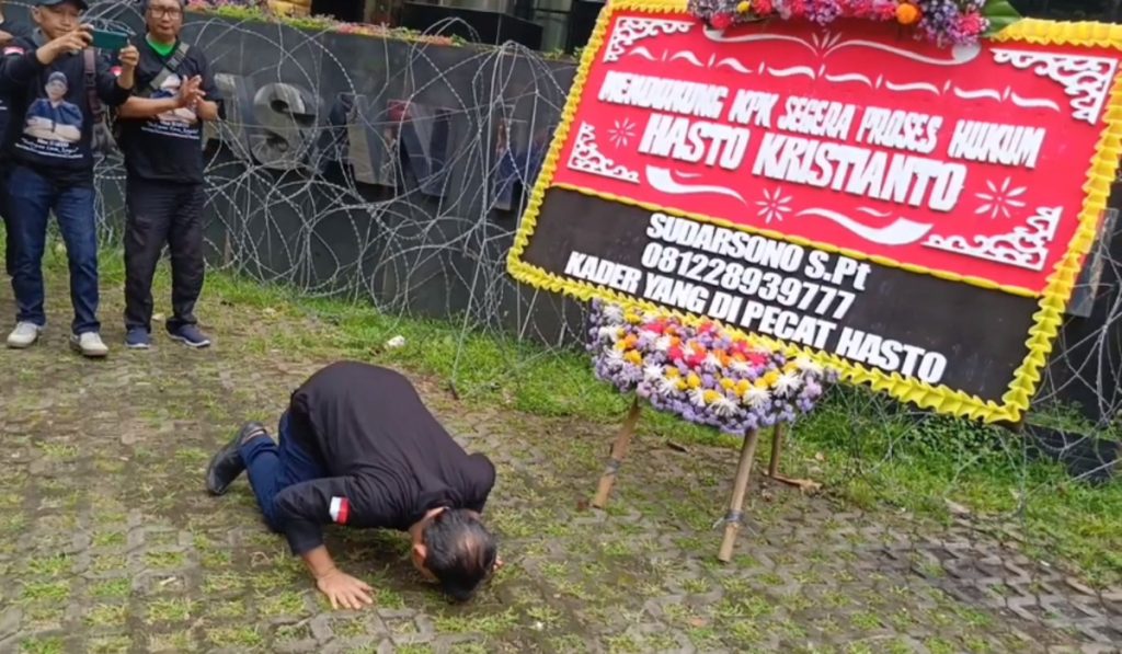 Mantan kader PDIP judul sujud terima kasih di KPK, merayakan kekalahan Hasto di praperadilan