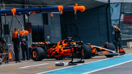 McLaren menjadi tim F1 pertama yang mengungkapkan 2025 mobil sebagai Lando Norris dan Oscar Piastri Drive MCL39 di Silverstone | Berita f1