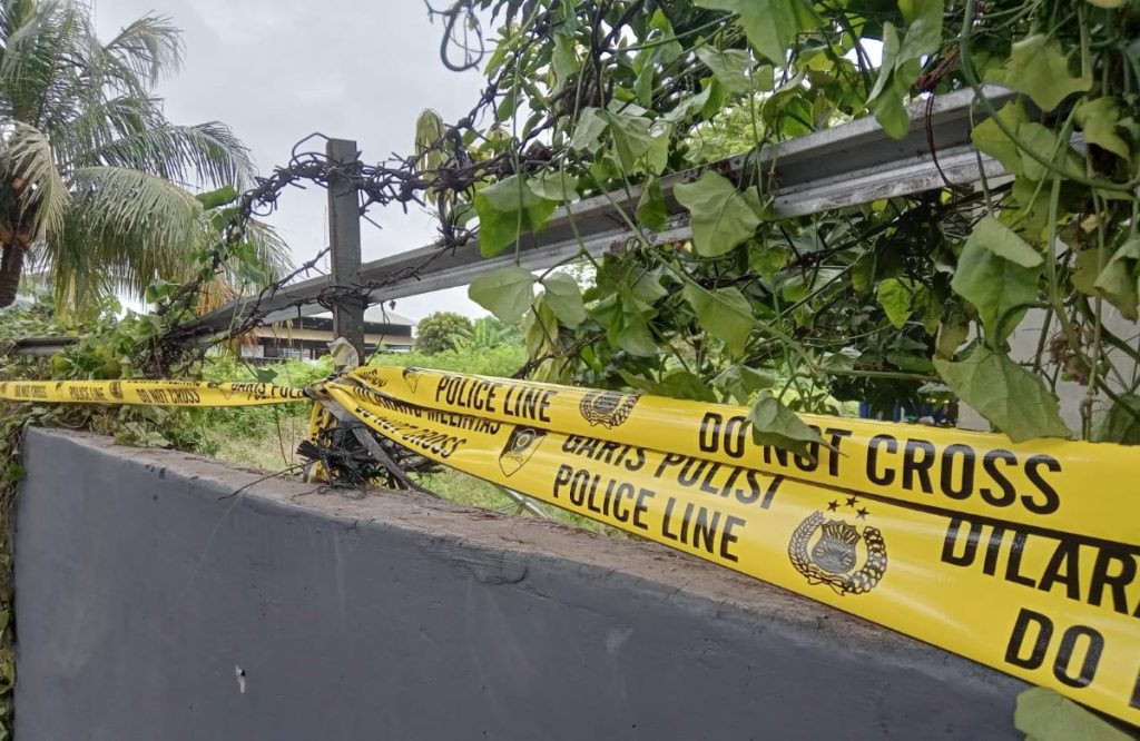 Membawa senjata, 2 preman ditangkap oleh polisi di tanah kosong Kalides West Jakarta