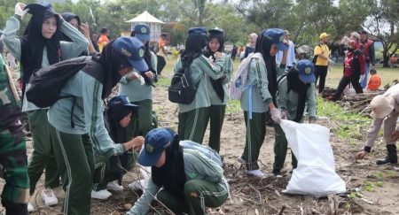 Memperingati hpsn, berbagai elemen pembersihan pantai palangpang sukabumi