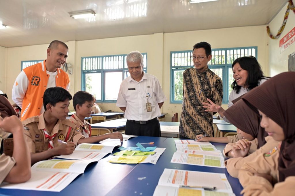 Memperkuat Literasi Keuangan Siswa