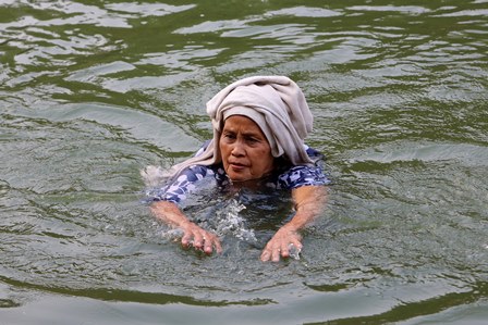 Menjelang Ramadhan, warga Kota Tangerang mengadakan tradisi keramas bersama di Sungai Cisadane