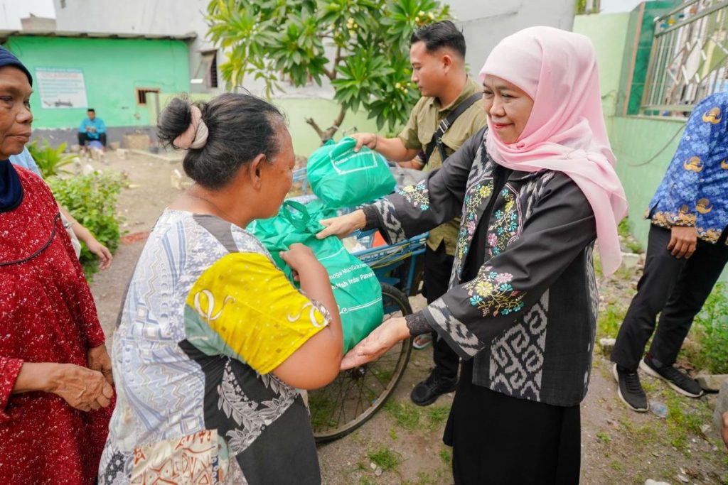 Menjelang pelantikan, Khofifah berziarah ke kuburan suami dan orang tuanya dan berbagi ratusan paket makanan untuk orang miskin