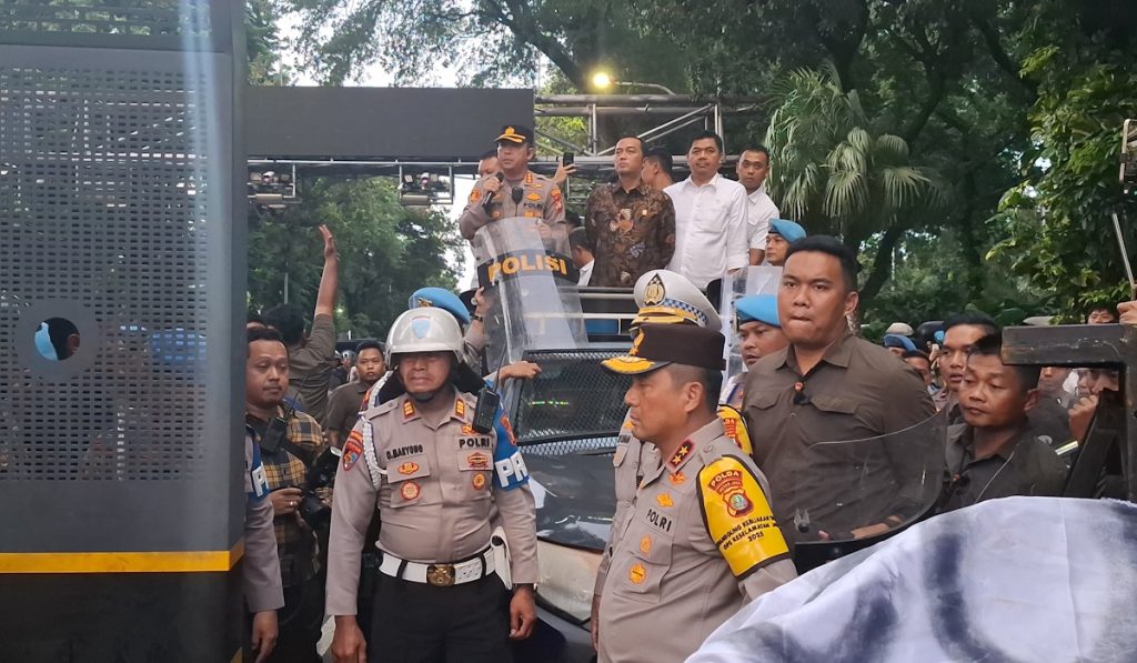 Menteri Negara Prasetyo Hadi bersama