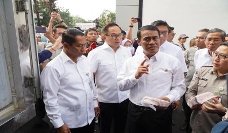 Menteri Pertanian memegang operasi pasar yang murah, daging kerbau untuk dijual RP. 75.000 per kilogram