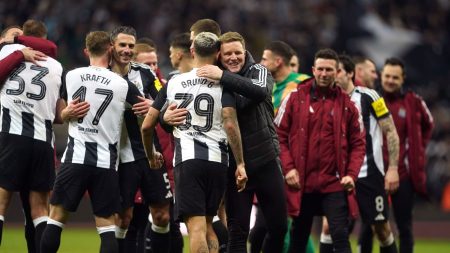 Newcastle: Eddie Howe memiliki masalah final Piala Carabao besar, kata Paul Merson | Berita sepak bola