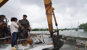 Pagar laut ilegal di bekasi secara resmi dihancurkan