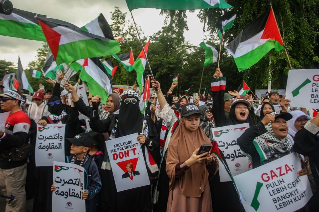 Palestina yang hangat, merawat ribuan selimut dan lusinan ton gandum