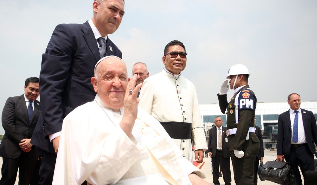 Paus Francis dirawat di rumah sakit karena bronkitis