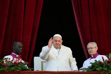 Paus Francis dirawat di rumah sakit karena kondisi pneumonia ganda dan risiko kesehatan