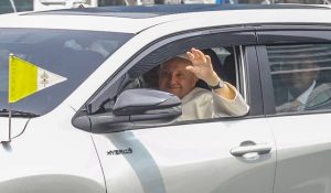 Paus Francis masih dirawat secara intensif dan mulai membaik