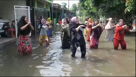 Pemerintah Kabupaten Sindir Sidoarjo, ibu ibu menari Zumba di tengah banjir