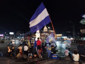 Pendukung PSIM merayakan gelar League 2 di Tugu Pal Putih