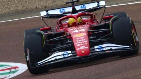 Pengujian F1: Hamilton membuat debut Ferrari penuh saat berlari pra-musim dimulai secara langsung!