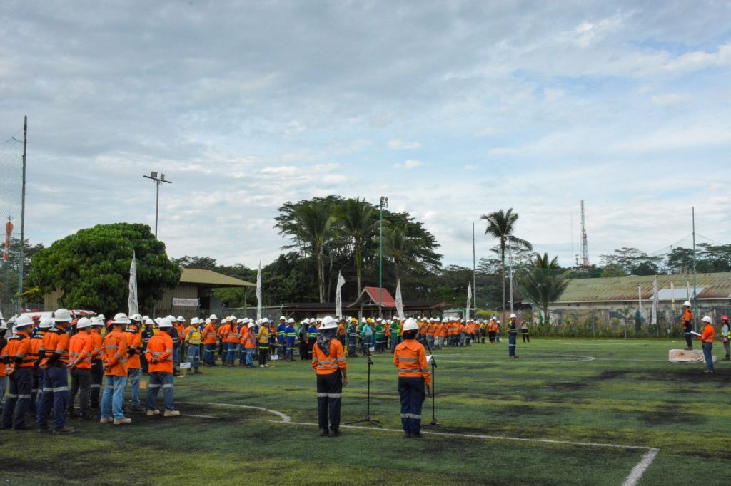 Penutupan Bulan NHM K3 Nasional Melakukan upacara di Gosowong