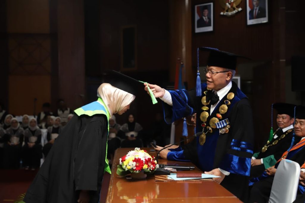 Pesan Rektor Unisba tentang Lulusan Belajar Membaca Realitas dalam Masyarakat