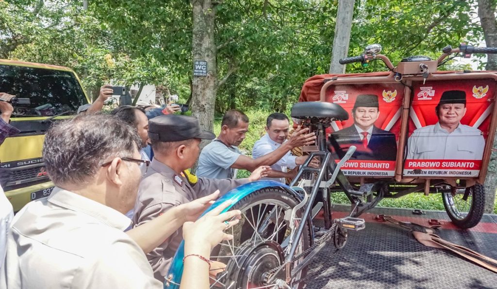 Presiden Prabowo Subianto memberi 60 becak dari kantong pribadi ke tiga daerah di Jawa Timur