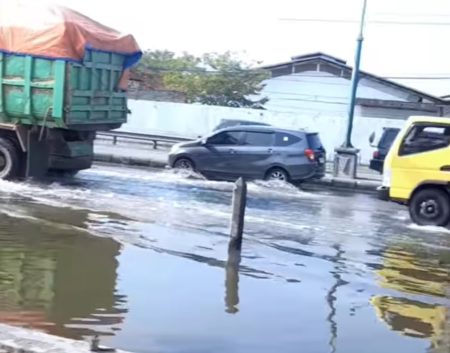 Rob mengancam perairan Jawa Tengah utara dengan ketinggian satu meter, Pekalongan, Kendal, Semarang, Demak, Jepara diminta untuk waspada