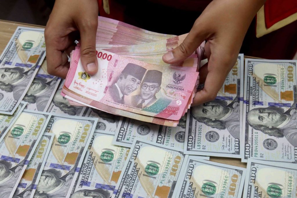 Rupiah hari ini, 25 Februari 2025 melemah karena Donald Trump