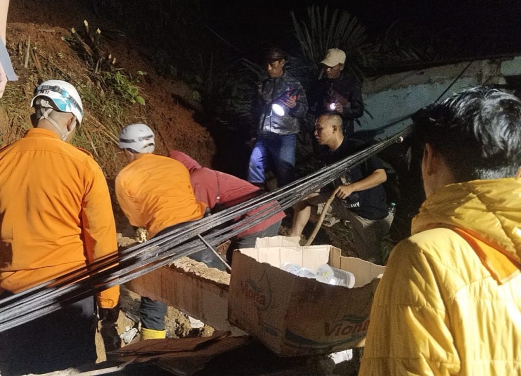 Satu orang tewas dan satu cedera ringan akibat tanah longsor, Garut