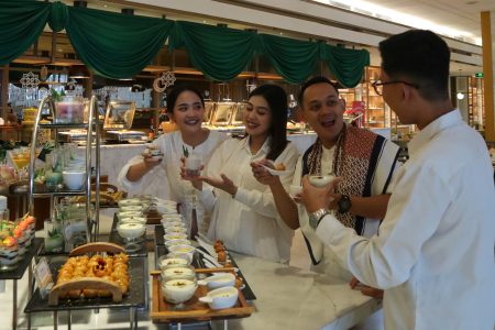 Satu -satunya lokasi untuk berbuka puasa di solo dengan pemandangan Masjid Grand Sheikh Zayed